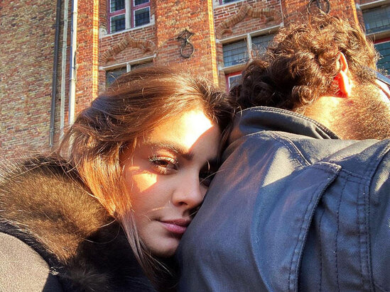 Van Dammın azərbaycanlı gəlini ərini belə təbrik etdi: "6 il dost olduq... "