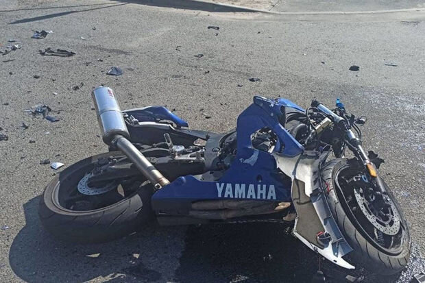 Bakıda motosiklet ağaca çırpılıb: Sürücü ölüb