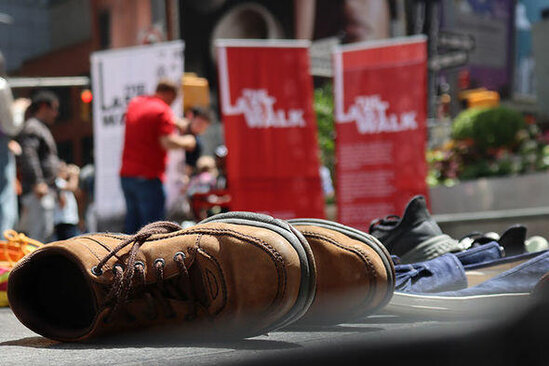 "Times" meydanına Türkiyə şəhidləri üçün 251 cüt ayaqqabı düzüldü - FOTO