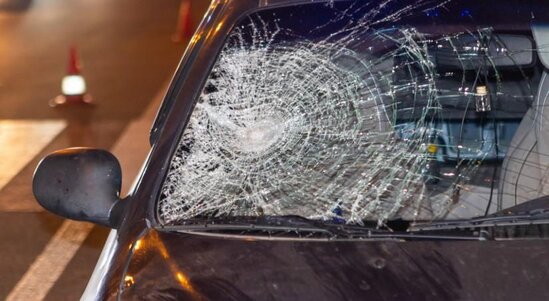 Şəmkirdə avtomobil ağaca çırpılıb, 5 nəfər xəsarət alıb