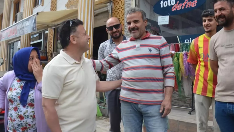 10 illik işçisinə son iş günündə 1 milyonluq maşın hədiyyə etdi