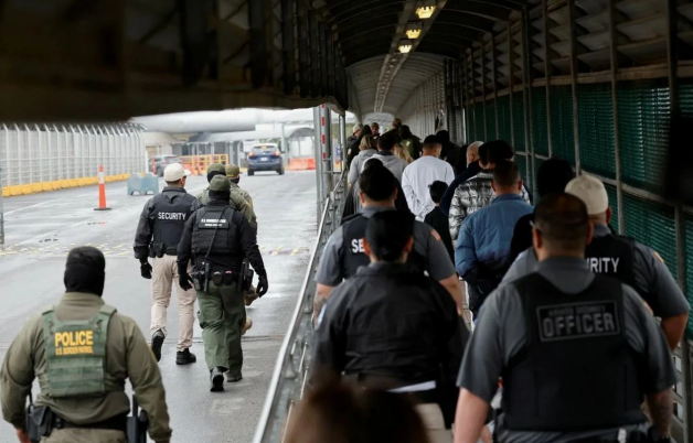 Tramp müəyyən qrup miqrantların saxlanılmasını dayandırdı