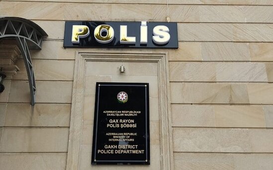 Qaxda elektron qolbaq daşıyan şəxs yetkinlik yaşına çatmayan qızla oğurluq edib - FOTO