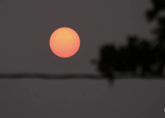 ABŞ-da günəşin rəngi görənləri heyrətləndirdi