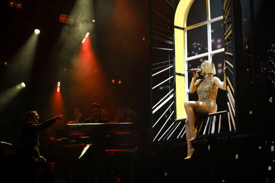 Röyadan gözlənilməz şou: Səmadan səhnəyə!