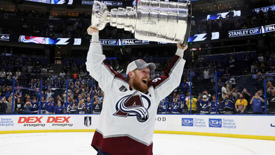 21 ildən sonra çempion olan komandanın oyunçuları kuboku iki dəfə yerə saldılar - FOTO/VİDEO