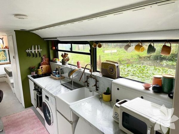 Avtobusu evə çevirdilər: İçində hətta kamin və hamamı da var - FOTOLAR