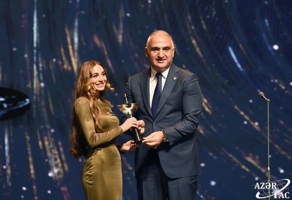 Arzu Əliyevaya Türkiyədə mükafat verildi - FOTOLAR
