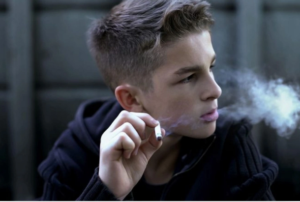 Siqaret çəkən yeniyetmənin valideyni nə etməlidir?