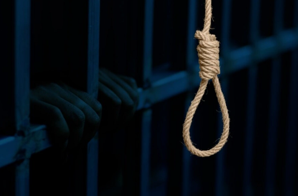 Azərbaycanda DƏHŞƏT: Sevgilisi ilə danışarkən tutuldu, arvadını asıb öldürdü