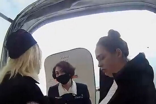 Təyyarədə sərnişin stüardessanı dişlədi - VİDEO