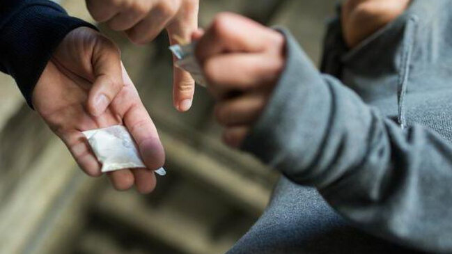 Bakıda qadın həbsdəki ərinə narkotik aparmaq istədi