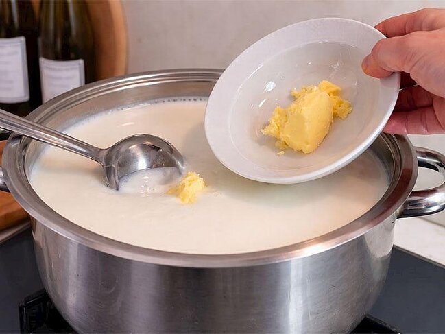 Kərə yağı ilə qatıq mayalamaq olar?