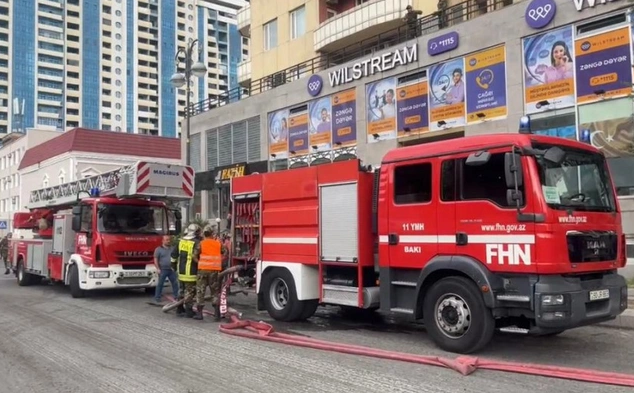Bakıda köməksiz qalan sakinlərin xilas edilməsinin görüntüləri yayılıb