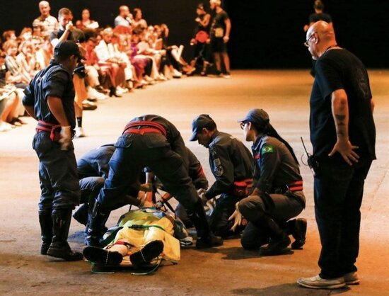 Gənc model səhnədə ÖLDÜ - FOTO