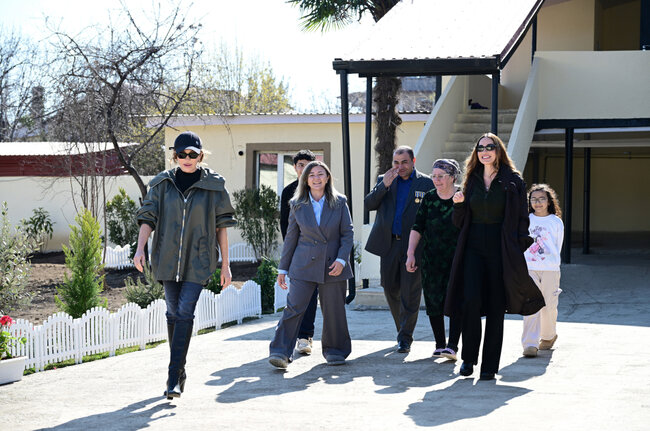 Prezident ailəsi ilə onlara qonaq getdi - Fotolar