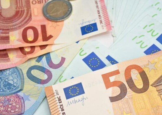 Bu ölkə avronu qəbul edərək Avrozonaya qoşulur