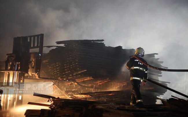 "Taxta bazarı"nda yanğın (VİDEO)