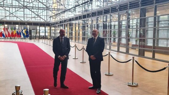 İlham Əliyevlə Şarl Mişel arasında rəsmi görüşöncəsi səmimi söhbət