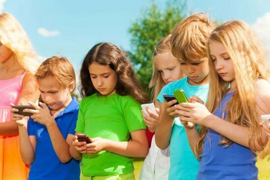 "Facebook" və "Instagram" uşaqlara zərər verməkdə ittiham olunur