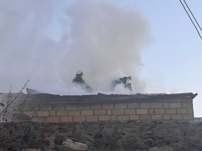 Gəncədə bitişik evlər yandı - Fotolar - Yenilənib