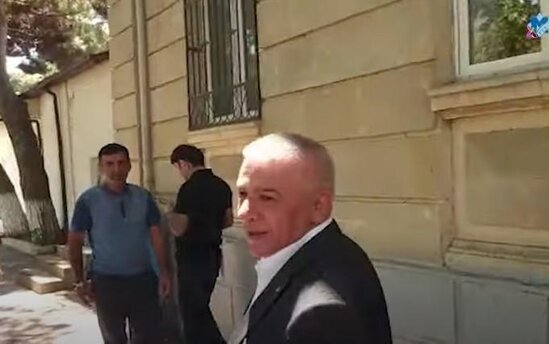 Sabiq MTN-çi Sahib Ələkbərov jurnalisti təhqir etdi - Məhkəmə sədri Həbib Həsənov isə... + VİDEO