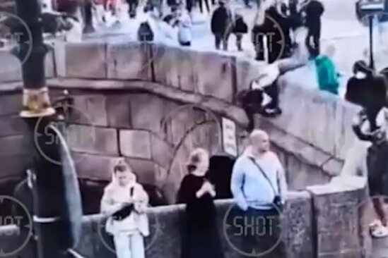 Qız sevgilisinin qucağından kanala düşdü - VİDEO