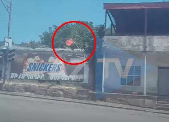 Rusiya hərbçiləri Laçında SSRİ bayrağı dalğalandırır...- VİDEO