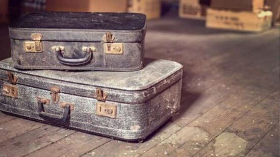 Bacılar 36 ildir bağlı olan çantanı açdılar: Gördüklərinə inanmadılar - Tarixi hədiyyə