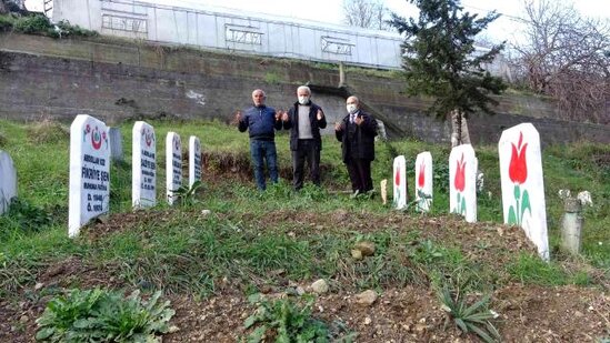 Məzar daşlarının yoxa çıxdığı qəbiristanlığa gizli kamera qoydu: Görüntüləri izləyəndə dəhşətə gəldi - FOTOLAR