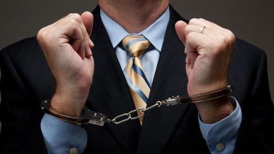 Saxta sənəd düzəldən vəzifəli şəxs məhkəmə qarşısında