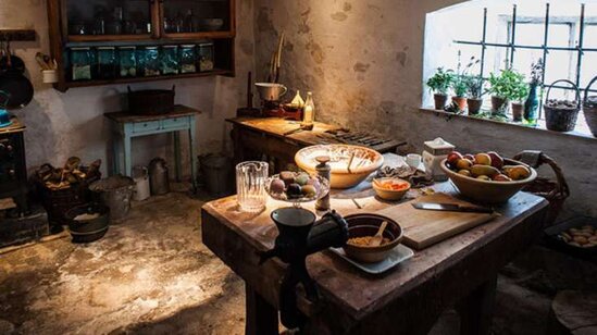 Yaşayış olmayan evin mətbəxinə girən polis dəhşətə gəldi: 2 ildir, 70 yaşında...