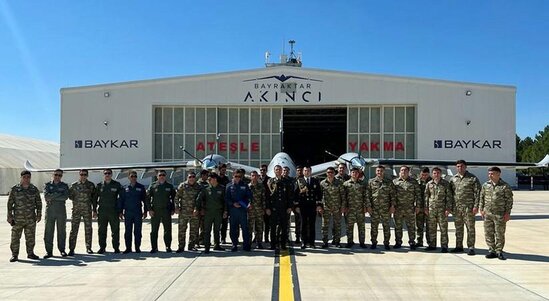 Azərbaycan hərbçiləri "AKINCI silahlı pilotsuz uçuş aparatının istismarı kursu"nda iştirak ediblər