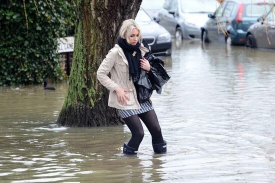 Rusiyada yolu keçən qızı sel apardı - VİDEO