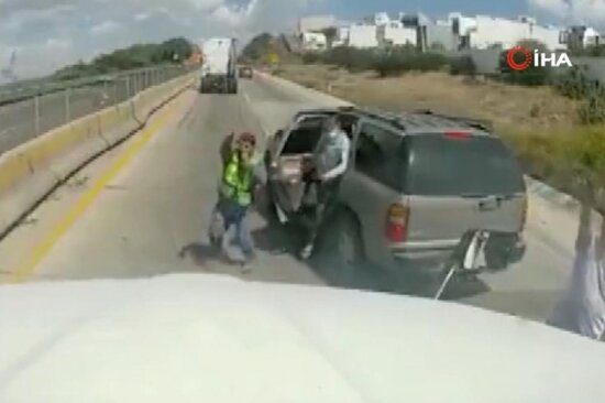 Silahlı şəxslər TIR-ın yolunu kəsib maşını qaçırdılar - VİDEO