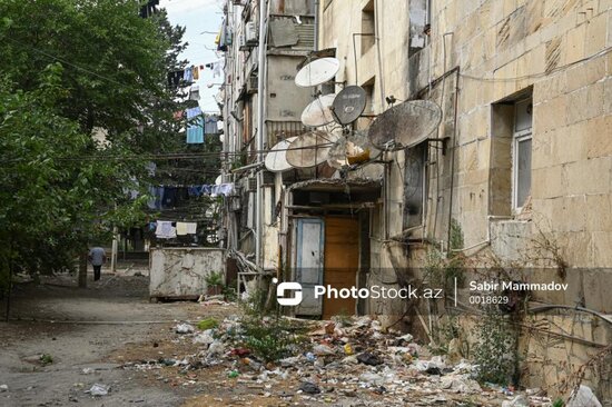 Məcburi köçkünlərin sığındıqları kollec yataqxanası: Sanki o da müharibədən çıxıb