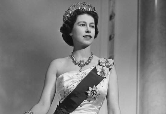 İngiltərə Kraliçası necə adam idi? Bu suala kitablar cavab verə bilər