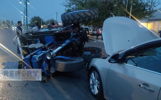 Goranboyda minik avtomobili traktorla toqquşub, bir neçə nəfər xəsarət alıb