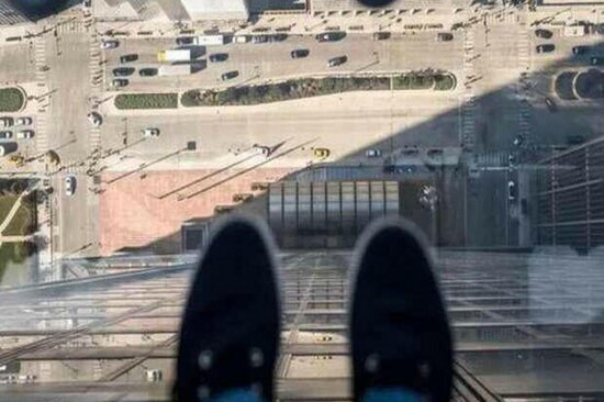 Bakıda gənc oğlan 9-cu mərtəbədən yıxılıb