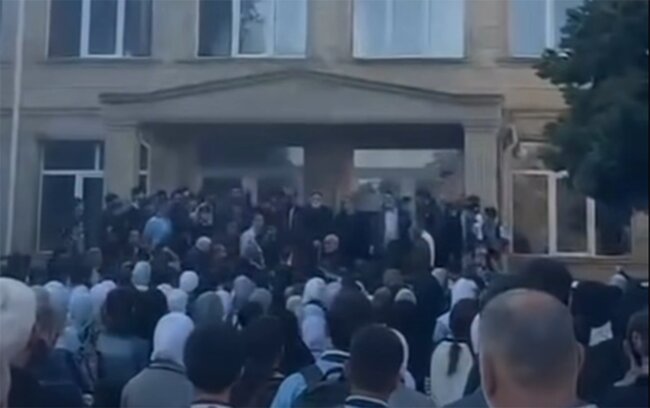 Məktəbli forması ilə bağlı qaydalara etiraz edən - 37 nəfər həbs olundu