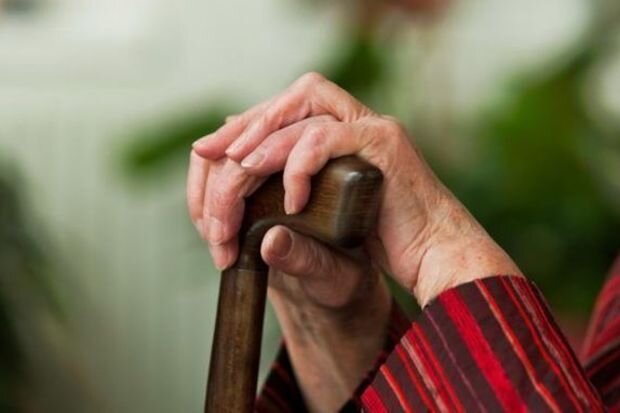 Qandallanmış 85 yaşlı qadın oğrunu öldürdü