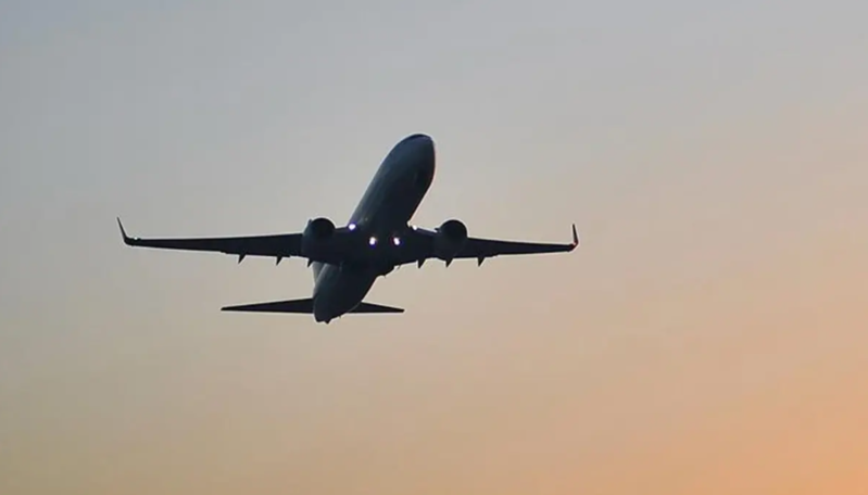 Təyyarə şübhəli qoxu səbəbilə məcburi eniş etdi – 5 nəfər xəstəxanaya aparıldı - VİDEO