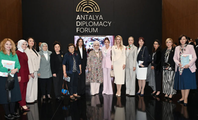 Mehriban Əliyeva Antalyada Fələstinlə bağlı paneldə iştirak edib - FOTO