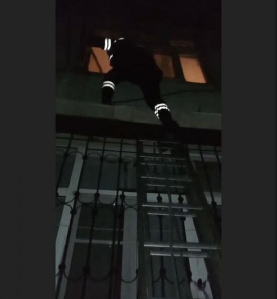 FHN əməkdaşları köməksiz vəziyyətdə qalan 2 uşağı xilas etdilər - VİDEO