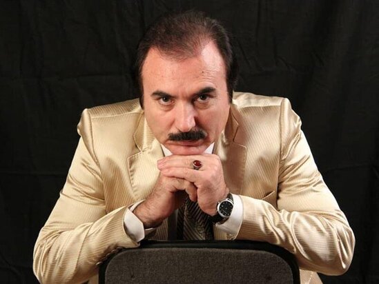 Toylara gitaraçı kimi getdi, təsadüfən müğənni oldu, anasının sözü ilə sevdiyi qızı atdı