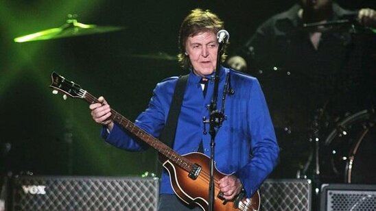 Məşhur musiqiçi Ukrayna üçün gitarasını satdı