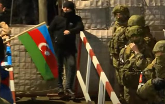 Laçın yolunda sülhməramlılar Mərakeşin qoluna belə sevindi - VİDEO