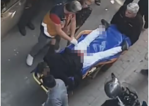 Gənc qız mübahisə etdiyi sevgilisini kürəyindən bıçaqlaqladı - VİDEO