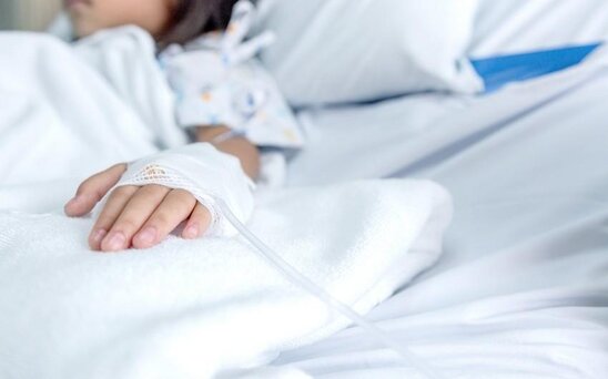 Yevlaxda avtomobil maneəyə çırpılıb, ana və qızı xəsarət alıb