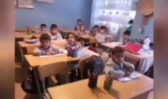 Azərbaycanda müəllimdən etiraz: "Ayaqyolu tikilməyincə məktəbə gəlməyin" - VİDEO